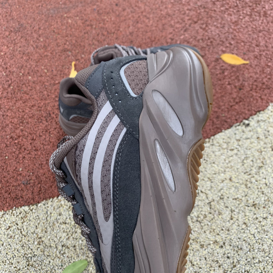 Yeezy Boost 700 Gris Oscuro
