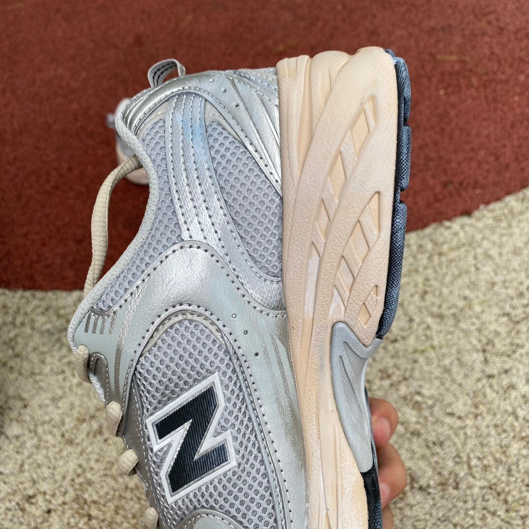 New Balance 530 Beige y Plateado