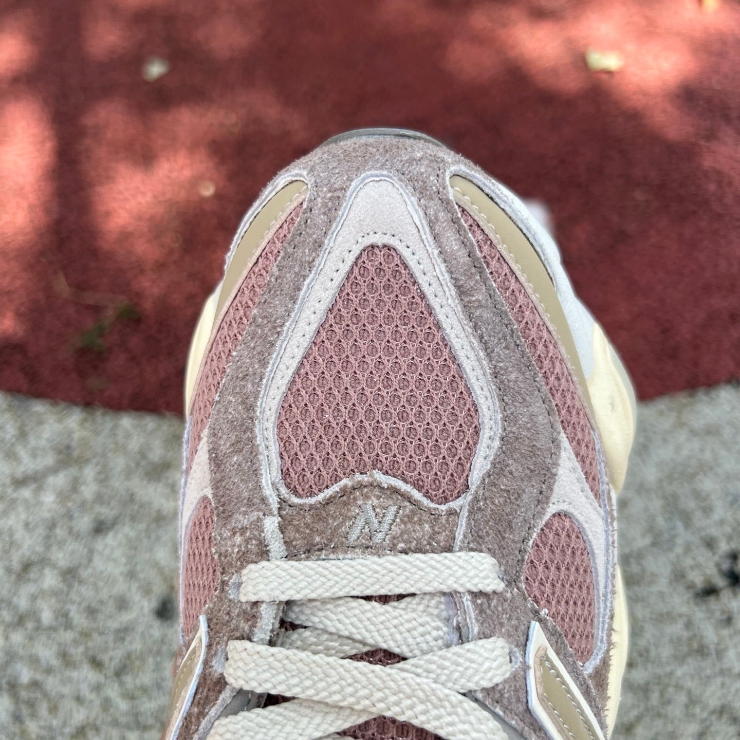 New Balance 9060 Rosa y Beige