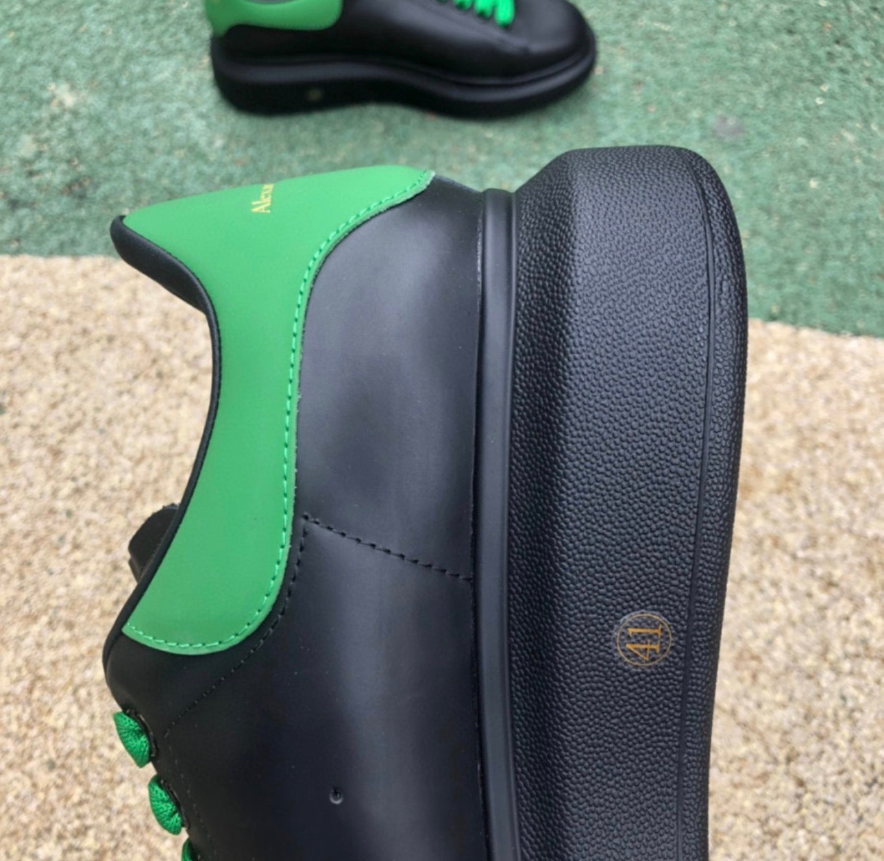 Alexander McQueen Negro y Verde