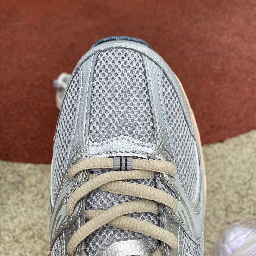 New Balance 530 Beige y Plateado