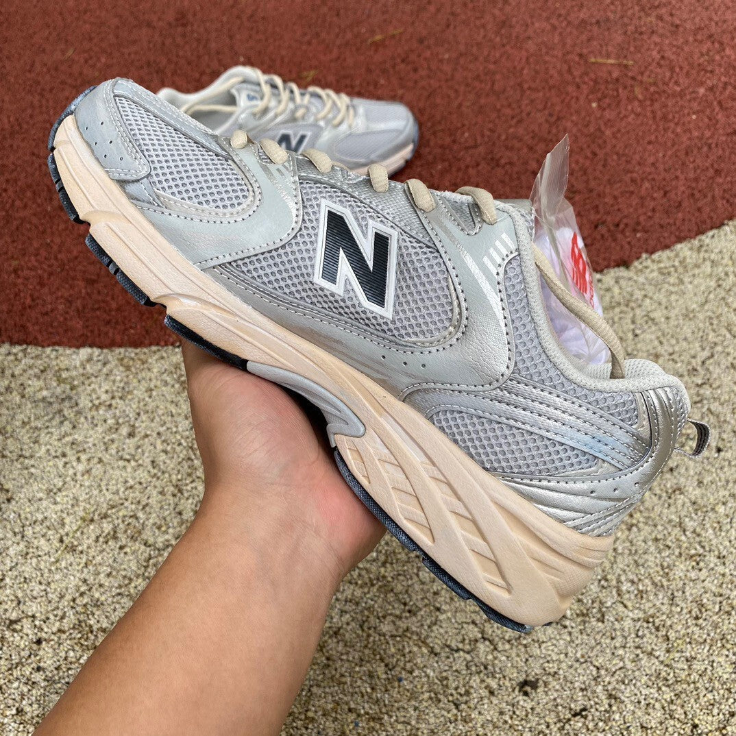 New Balance 530 Beige y Plateado