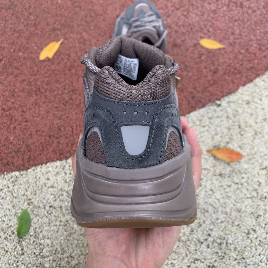 Yeezy Boost 700 Gris Oscuro
