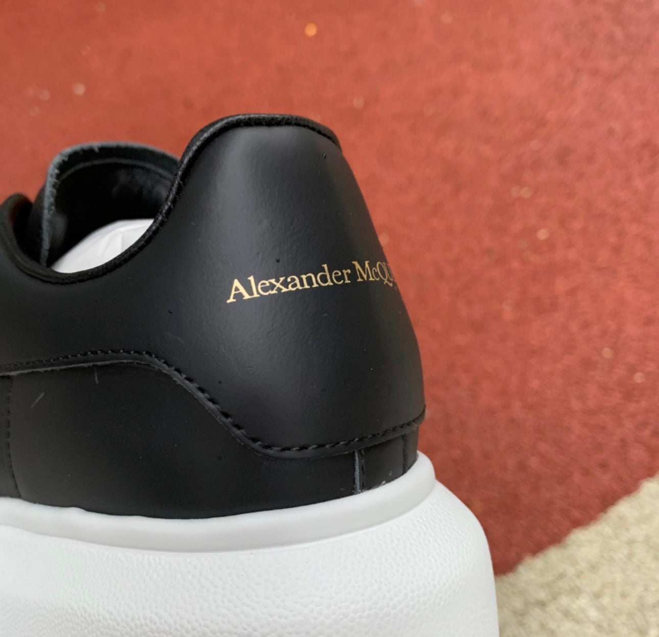 Alexander McQueen Negro y Suela Blanca