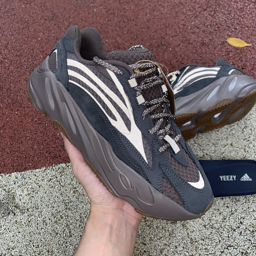 Yeezy Boost 700 Gris Oscuro