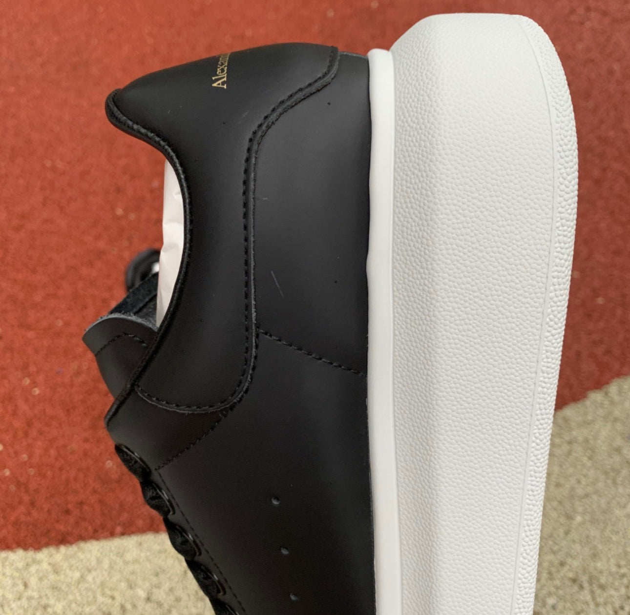 Alexander McQueen Negro y Suela Blanca