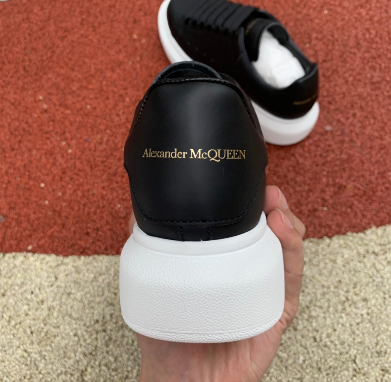 Alexander McQueen Negro y Suela Blanca
