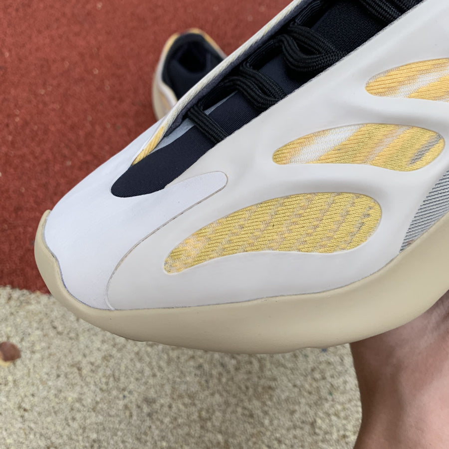 Yeezy 700 Beige