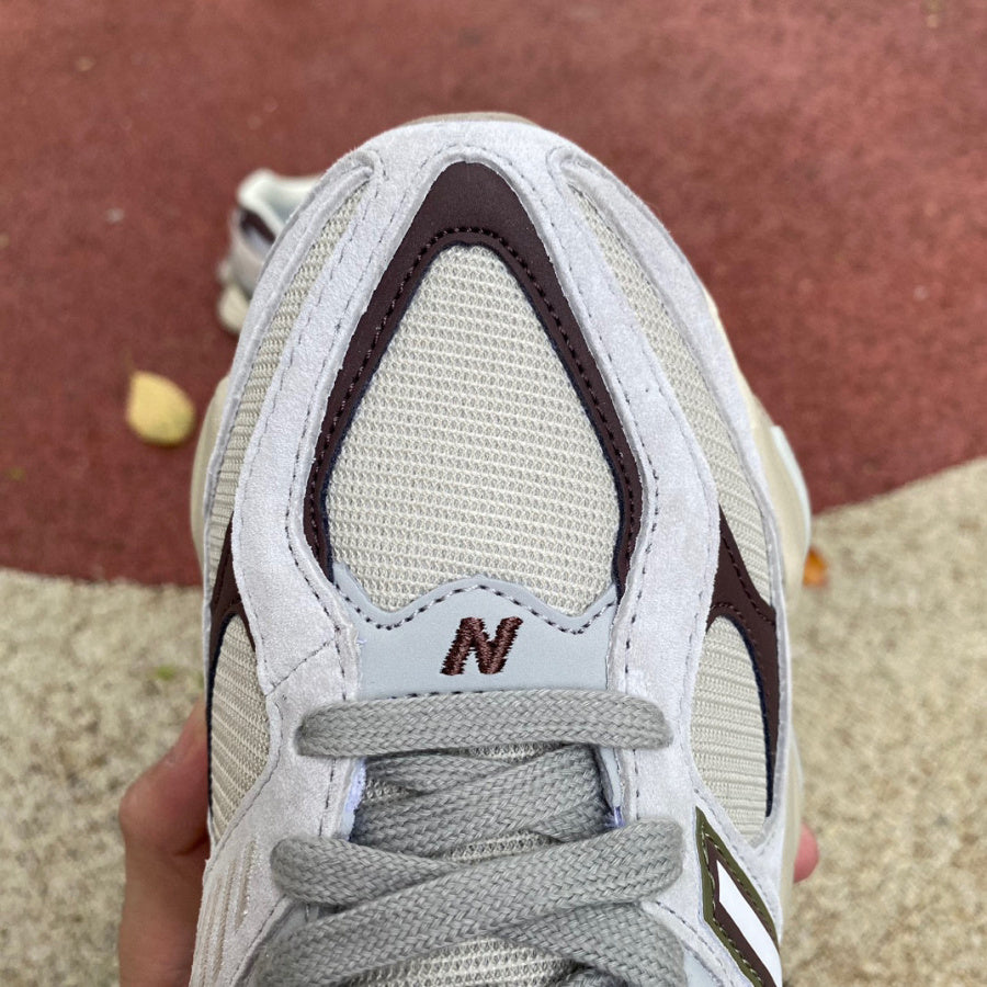 New Balance 9060 Beige y Vino