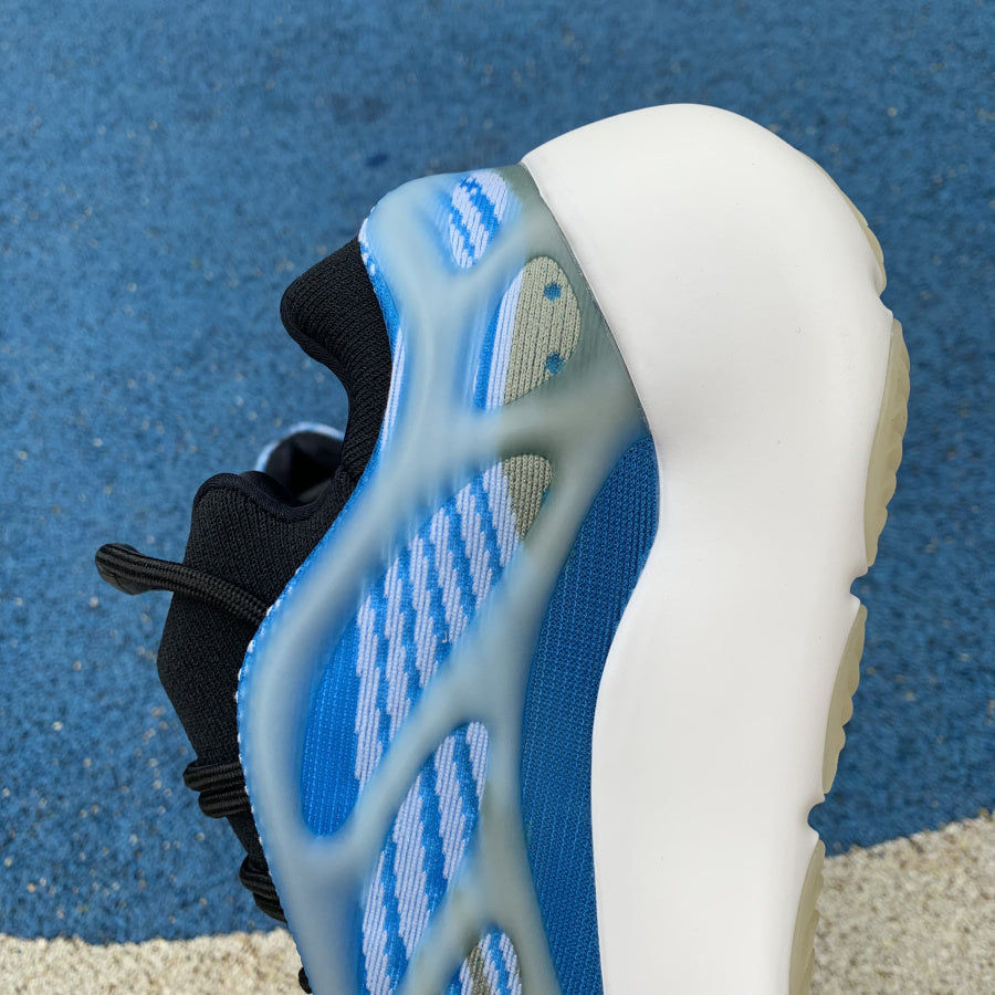 Yeezy 700 Azul