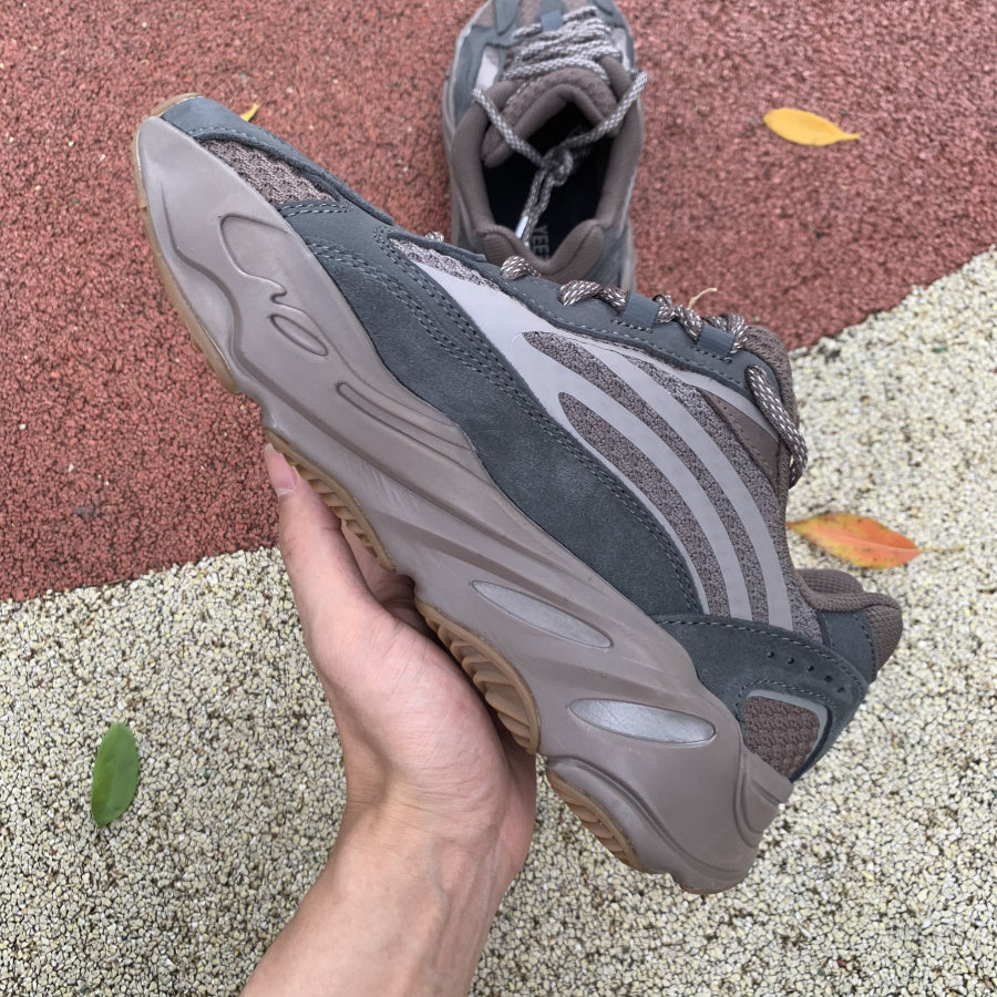 Yeezy Boost 700 Gris Oscuro