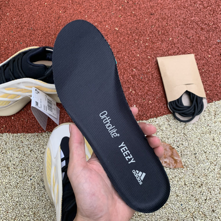 Yeezy 700 Beige