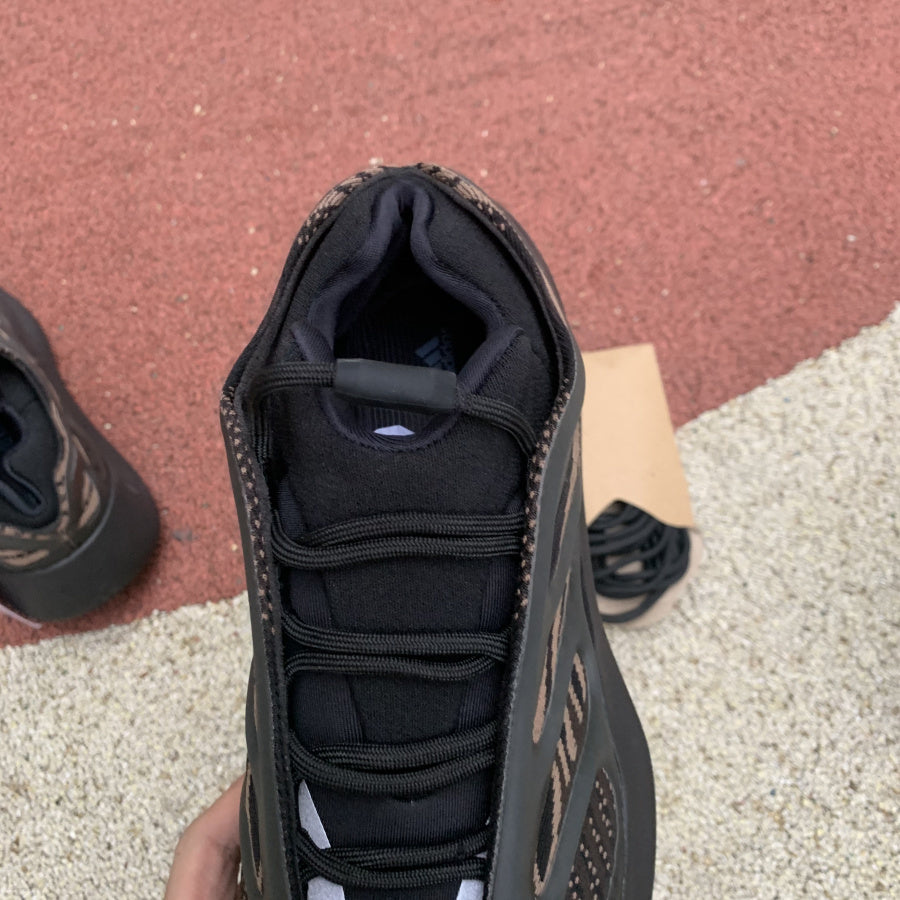Yeezy 700 Negro