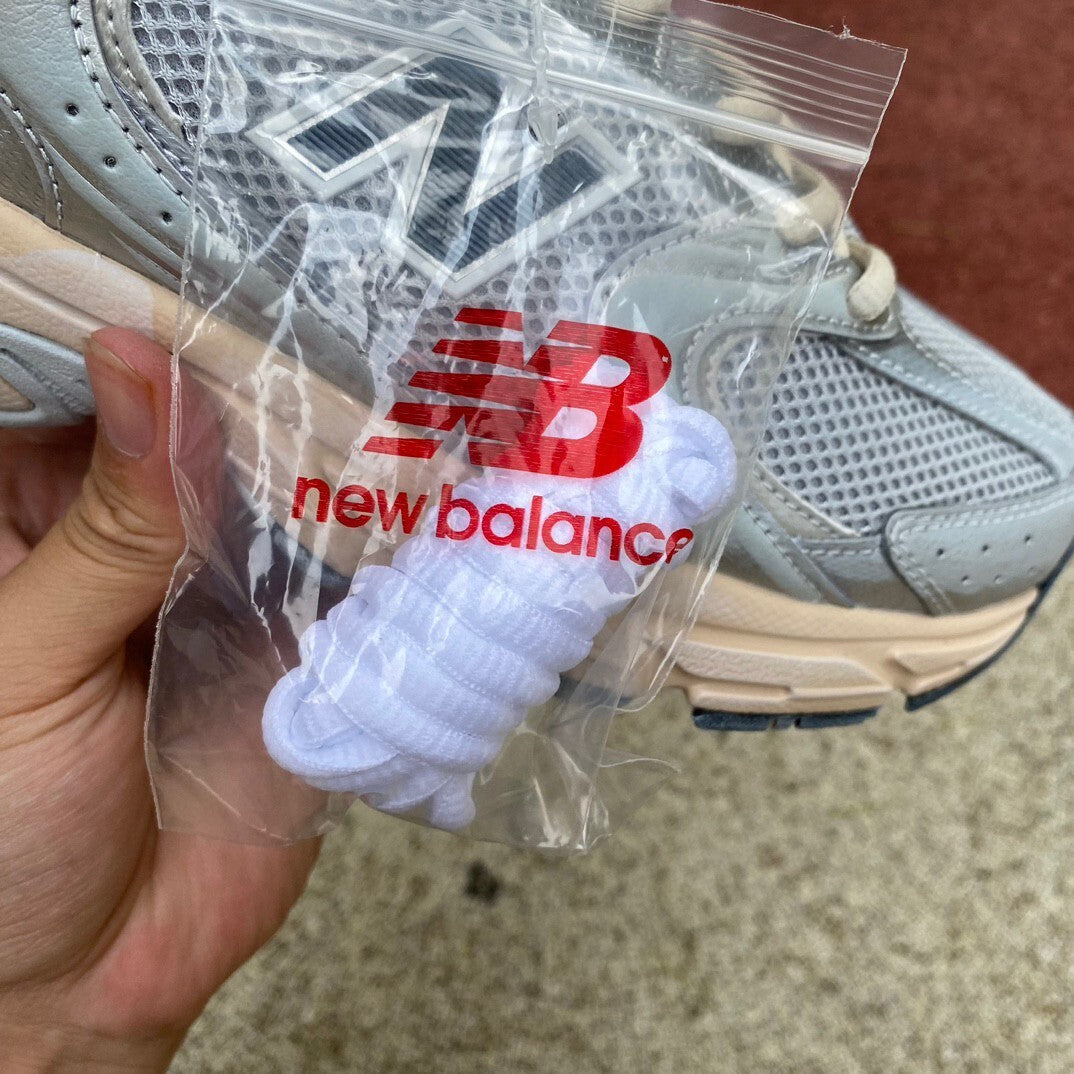 New Balance 530 Beige y Plateado