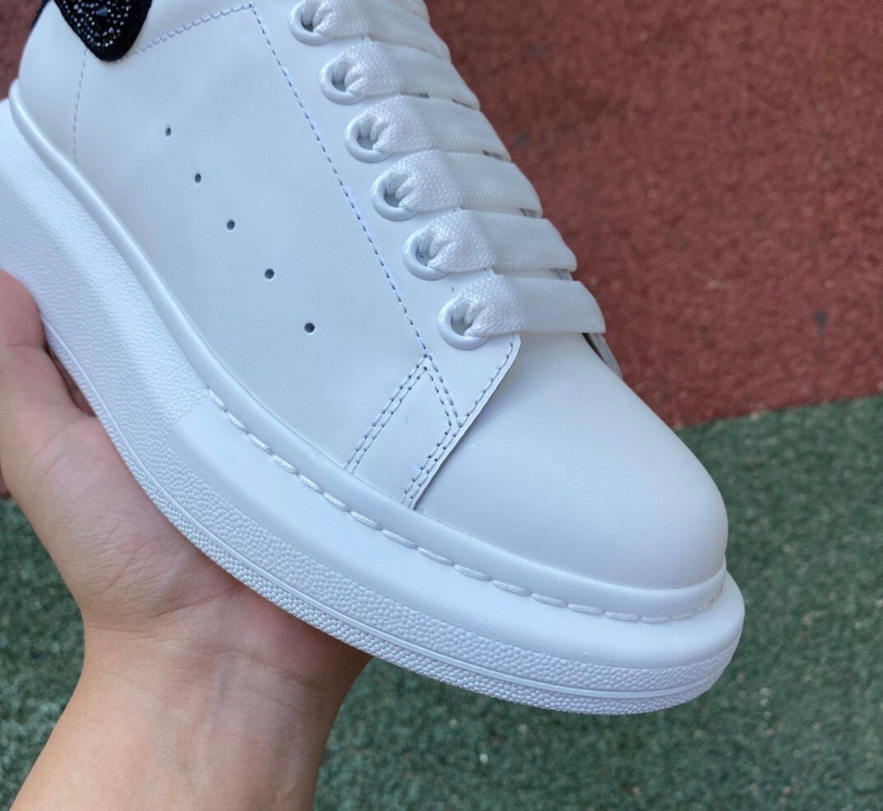 Alexander McQueen Blanco y Brillos Negros