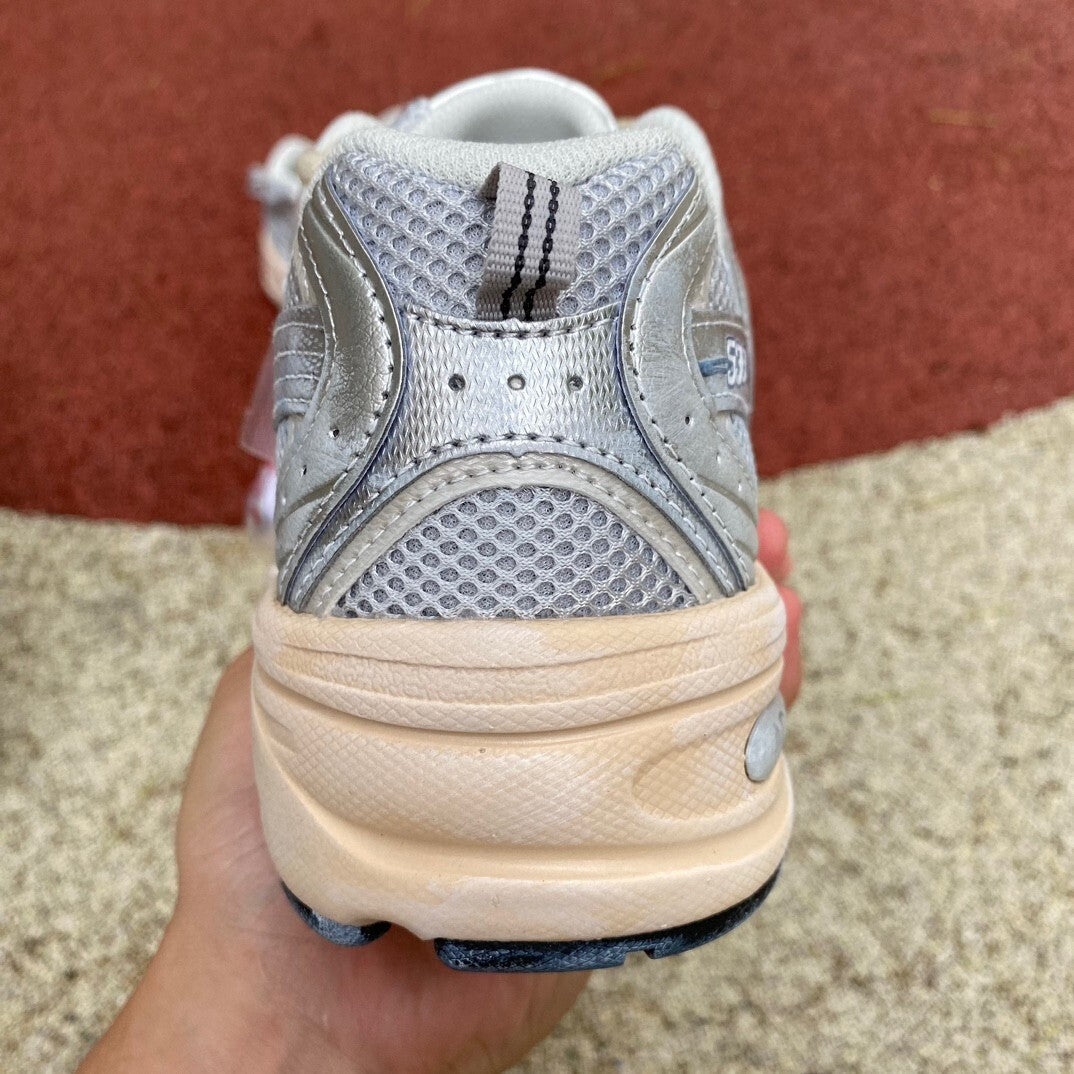 New Balance 530 Beige y Plateado