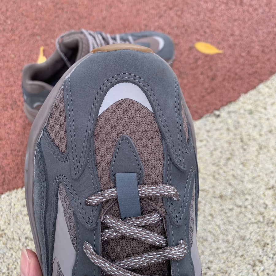 Yeezy Boost 700 Gris Oscuro