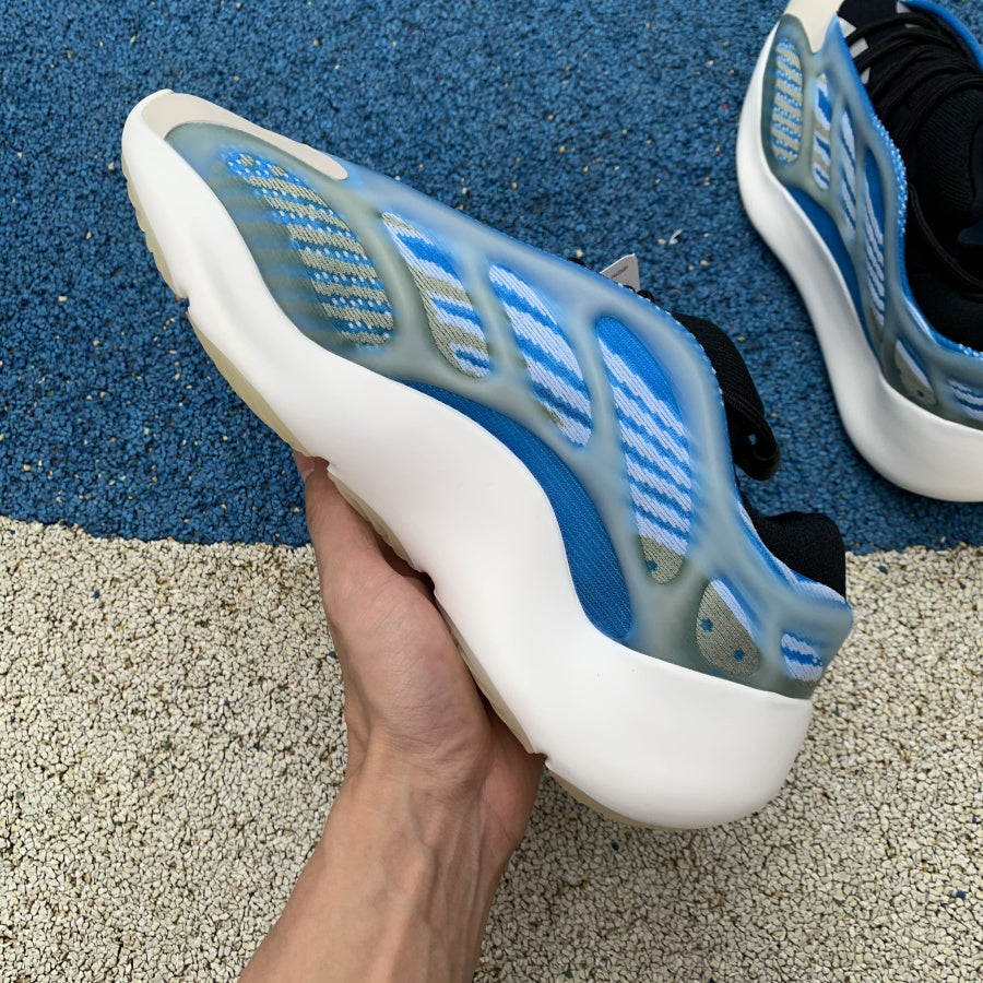 Yeezy 700 Azul