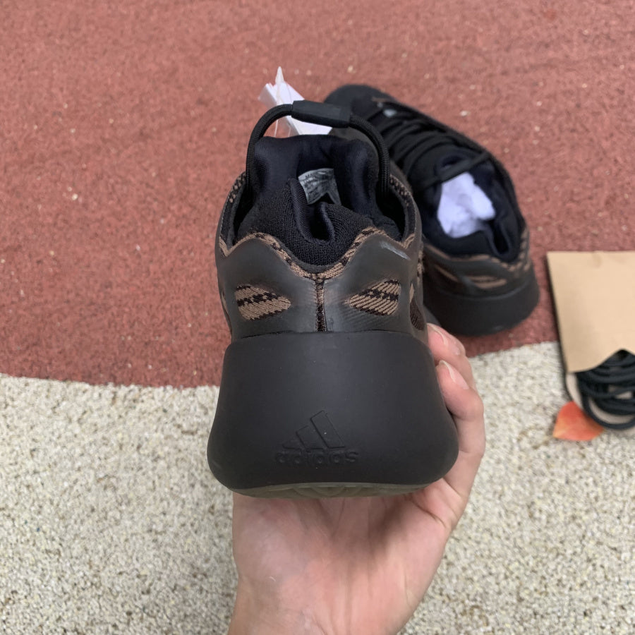 Yeezy 700 Negro