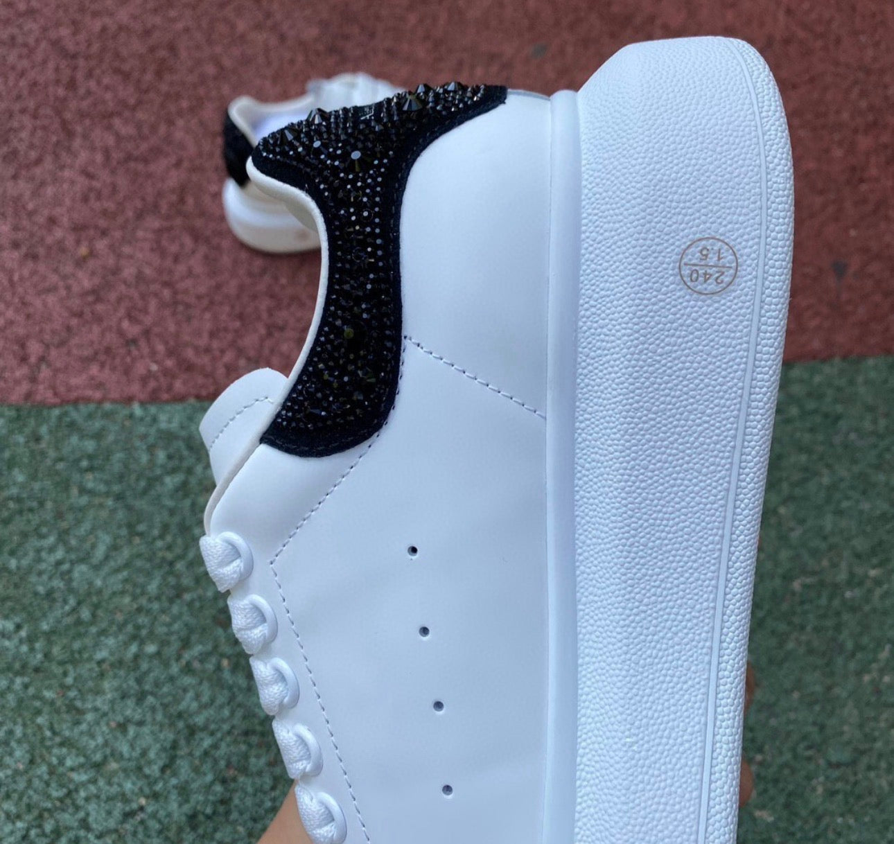 Alexander McQueen Blanco y Brillos Negros