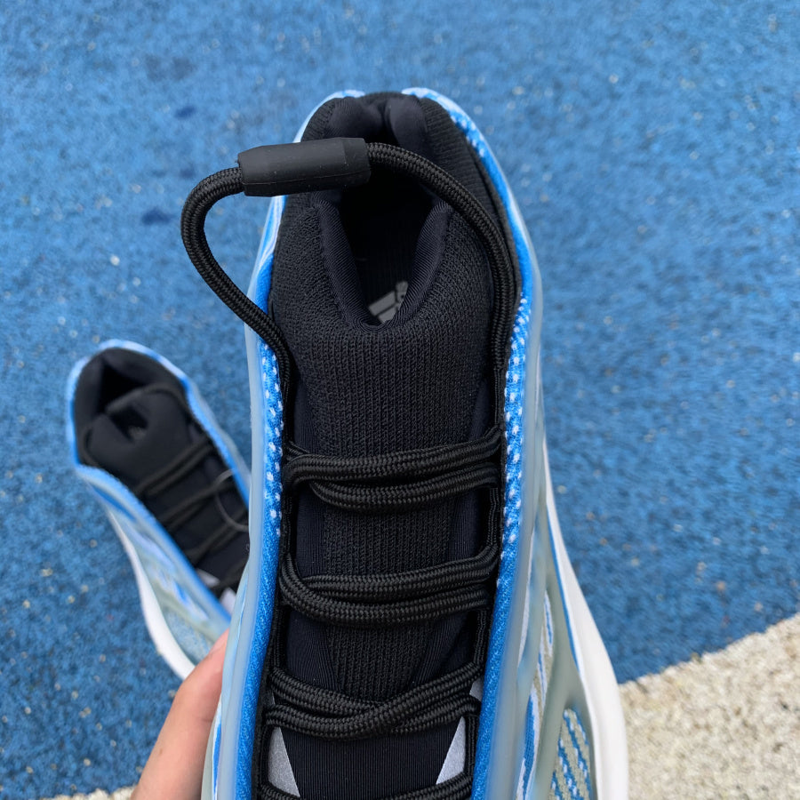 Yeezy 700 Azul