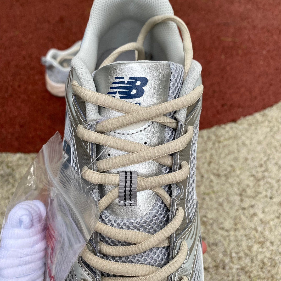 New Balance 530 Beige y Plateado