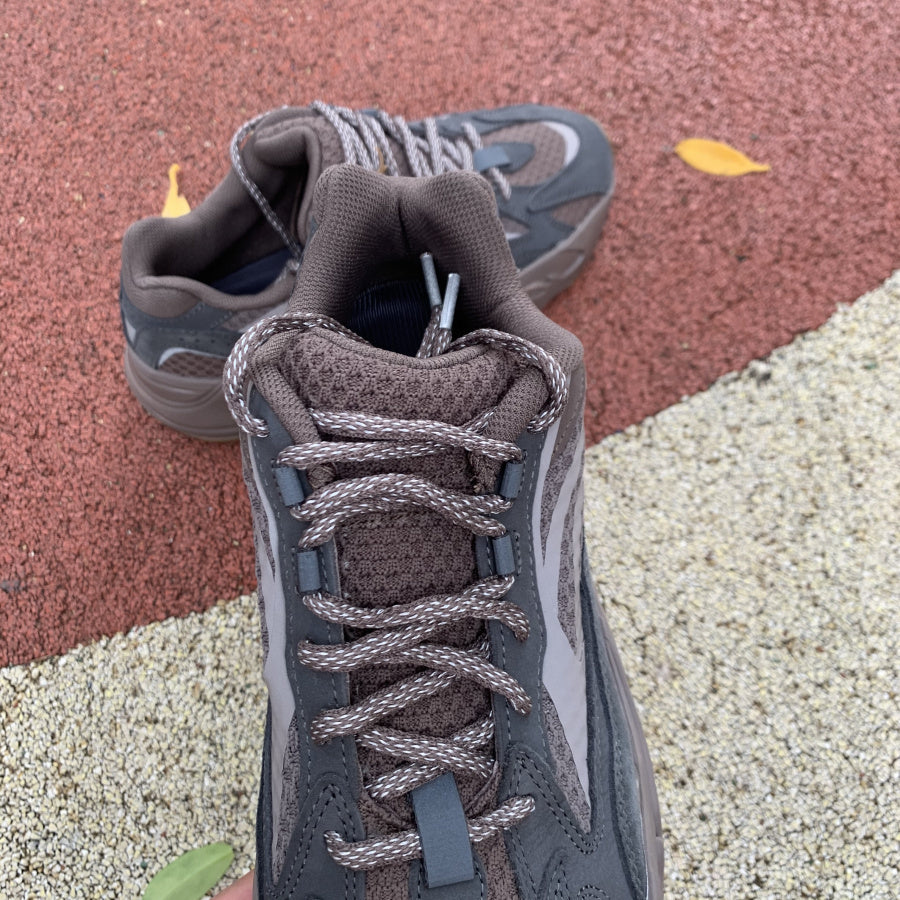 Yeezy Boost 700 Gris Oscuro