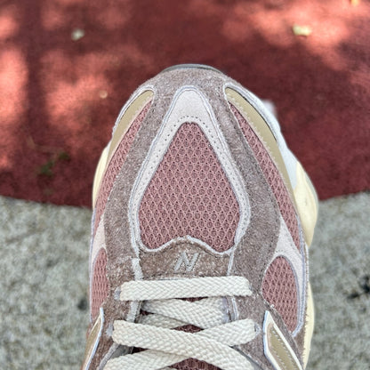 New Balance 9060 Rosa y Beige
