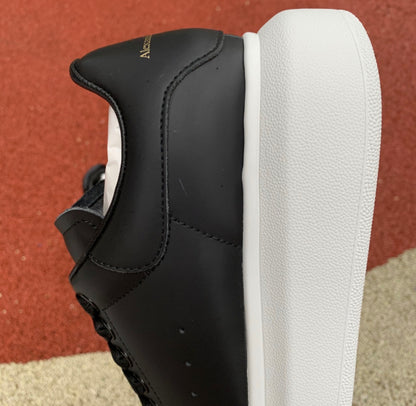 Alexander McQueen Negro y Suela Blanca