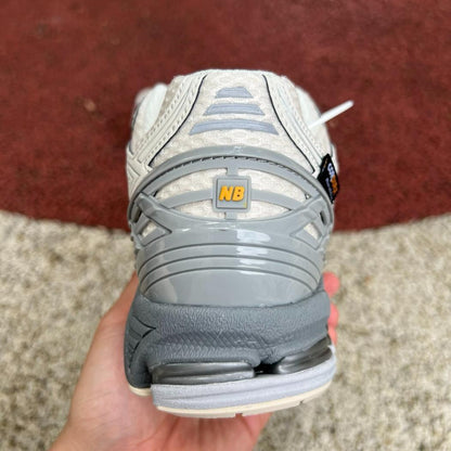 New Balance 1906R Blanco y Gris