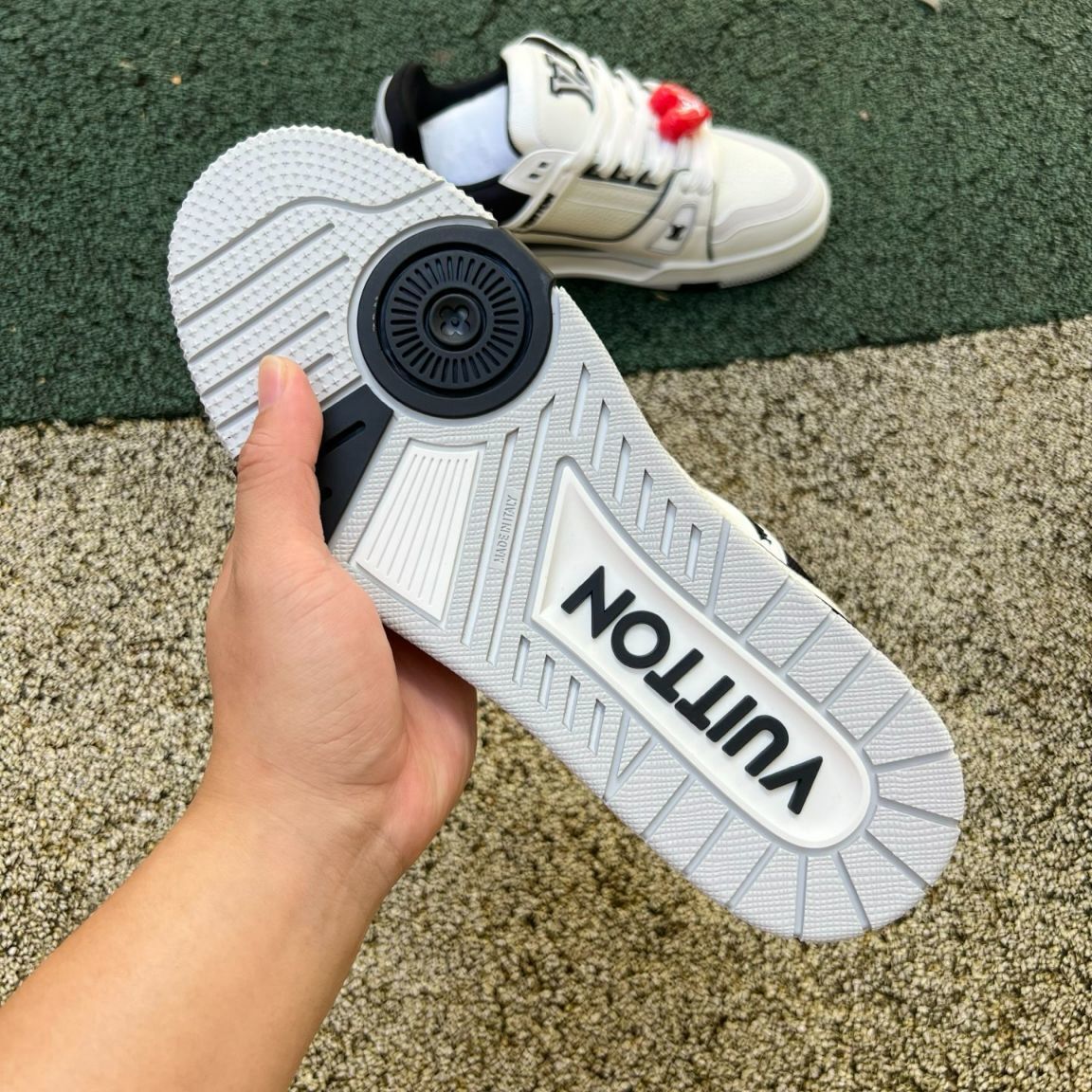 Louis Vuitton Trainer Corazón Negro