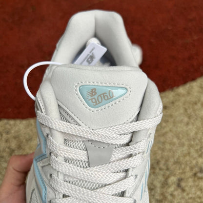 New Balance 9060 Hueso y Azul