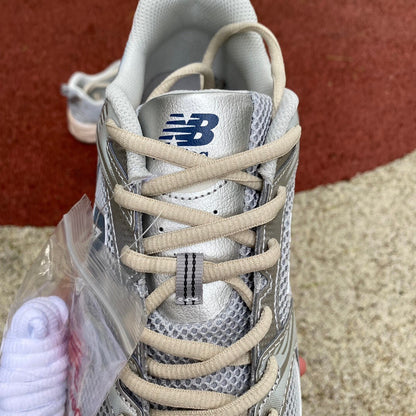 New Balance 530 Beige y Plateado