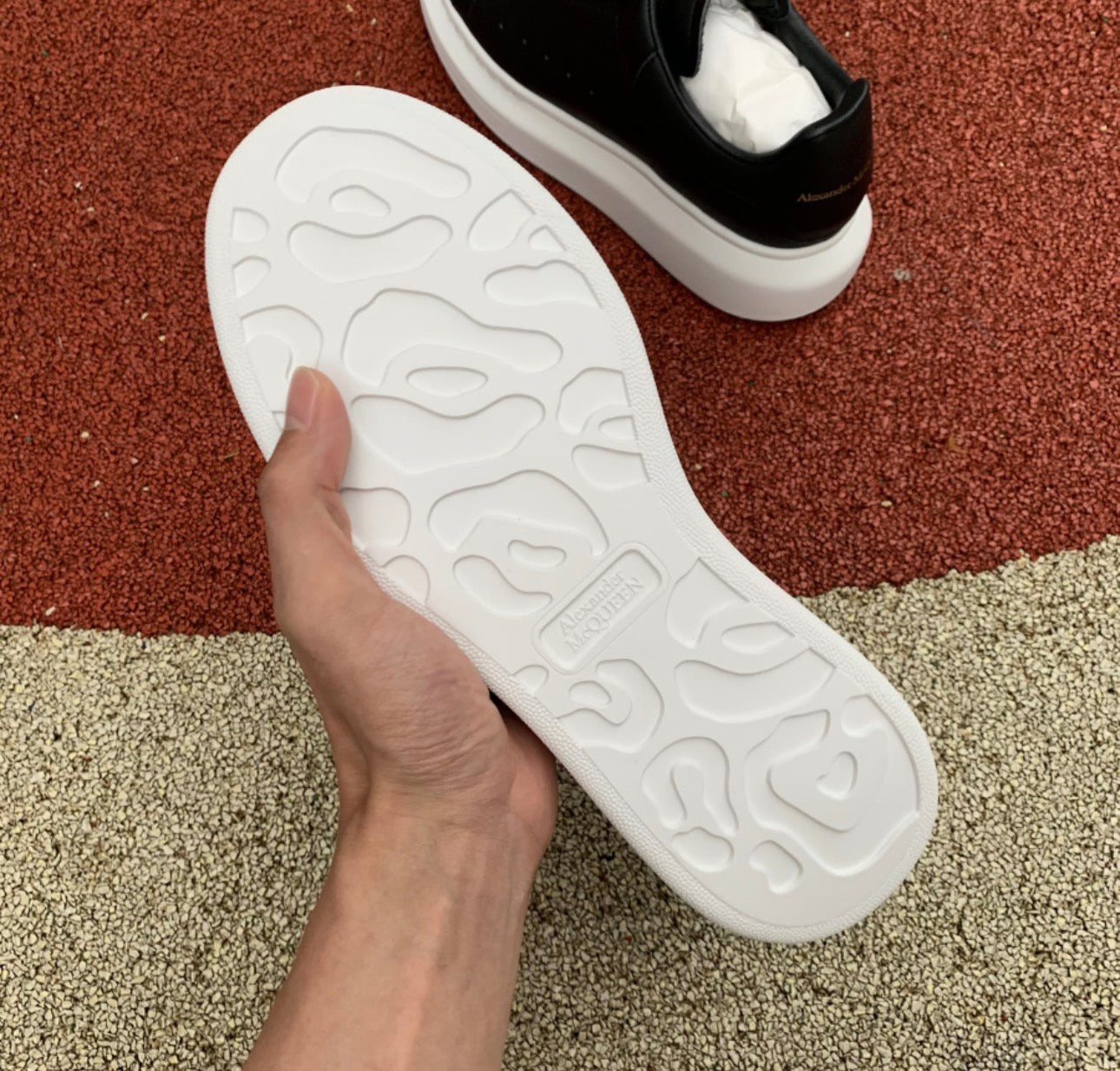 Alexander McQueen Negro y Suela Blanca